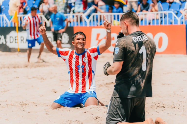 Los jugadores de la selección paraguaya festejan el triunfo ante Brasil por la cuarta fecha del Grupo B de la Copa América de Fútbol Playa Chile 2025 en el Arena Cavancha, en Iquique, Chile.