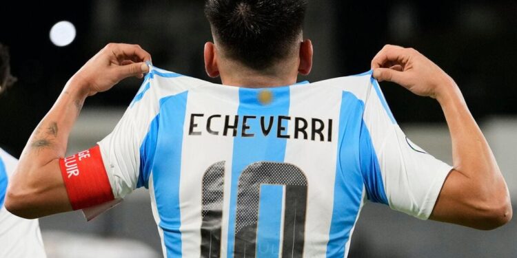 Manchester City signing Claudio Echeverri