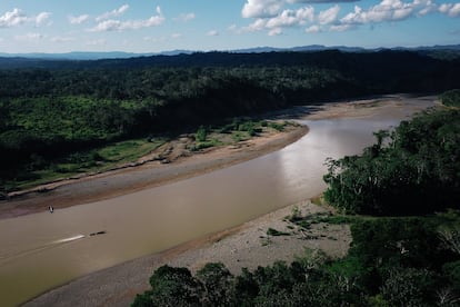 Vista aérea del rio Tuichi, contaminado con mercurio por la minería ilegal que sucede aguas arriba en Madidi, Bolivia.