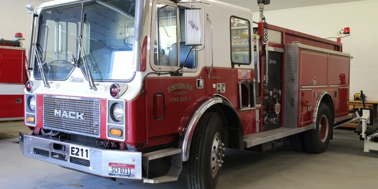 Entrega especial: Kellogg firefighters travel 1,200 miles to deliver fire engine to Bolivian volunteers