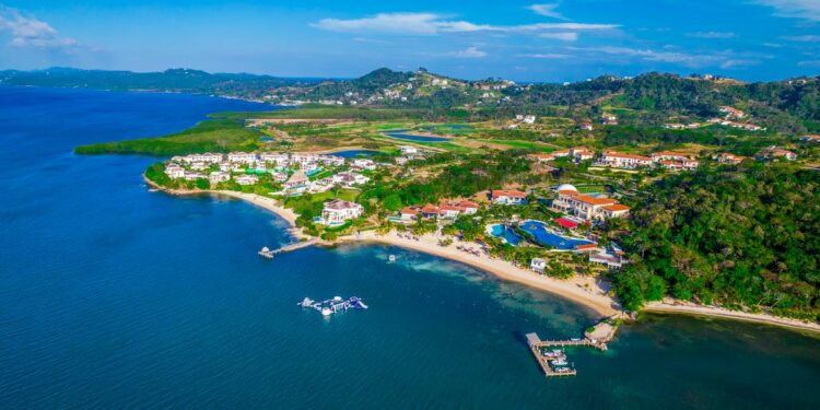 Próspera, la isla libertaria de Honduras cuyo autogobierno amenaza con llevar al país a la quiebra