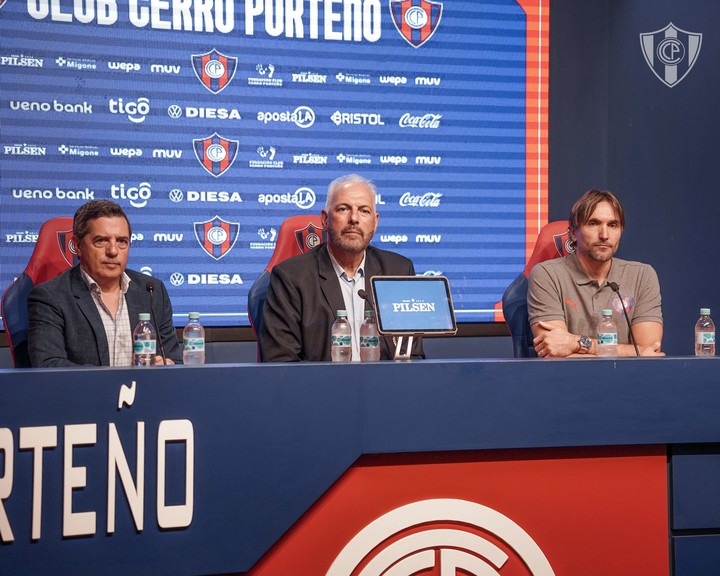 Diego Martínez durante su presentación en Cerro Porteño. (EFE)