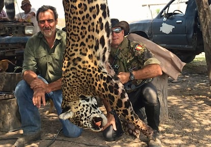 Luis Villalba Ruiz (right), a Spanish businessman accused of killing jaguars, with Néstor Noya. According to investigations and the complaint, the photo is believed to have been taken at the AMNI San Matías.