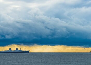 Titanic-league SS United States cruises by Palm Beach County coast