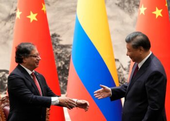 Presidents Petro and Xi shaking hands