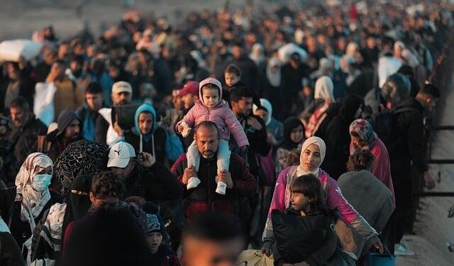 First immigrants from America arrive in ‘world’s worst prison’ after Trump ‘defies judge’s ruling’ – LADbible