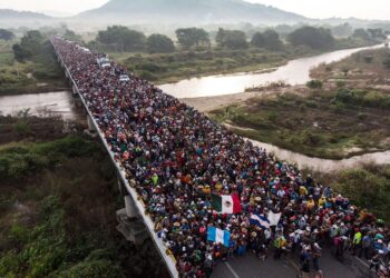 Migrant caravan: Guatemala blocks thousands bound for US – BBC.com