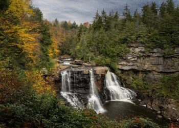 Virginia couple missing in Grenada and feared killed after yacht allegedly stolen by escaped criminals – CBS News