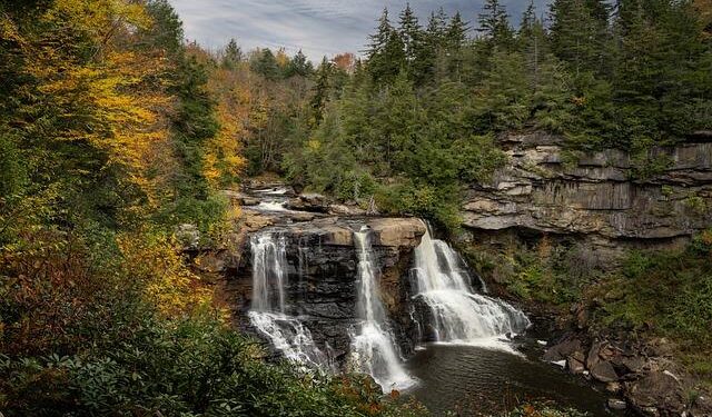 Virginia couple missing in Grenada and feared killed after yacht allegedly stolen by escaped criminals – CBS News
