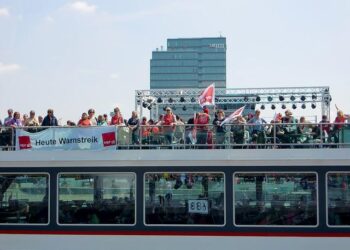 Residents told not to stockpile goods in face of US ports strike – Royal Gazette