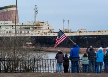 When will the SS United States arrive in Mobile for sinking prep