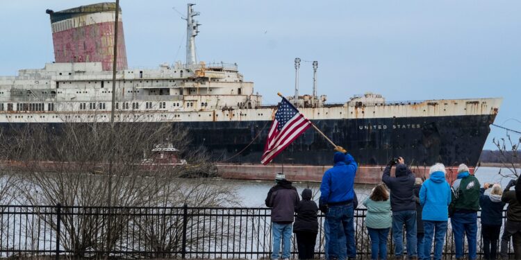 When will the SS United States arrive in Mobile for sinking prep
