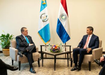 Bernardo Arévalo sostuvo una reunión bilateral con el mandatario de Paraguay, Santiago Peña, en la cual abordaron temas migratorios y de desarrollo para ambas naciones.