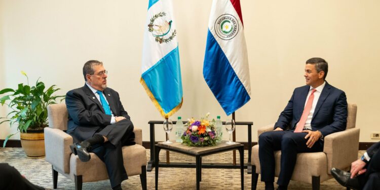 Bernardo Arévalo sostuvo una reunión bilateral con el mandatario de Paraguay, Santiago Peña, en la cual abordaron temas migratorios y de desarrollo para ambas naciones.