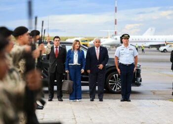 Momento del saludo protocolar al presidente panameño, tras su llegada a la capital uruguaya. Foto: Cortesía Presidencia