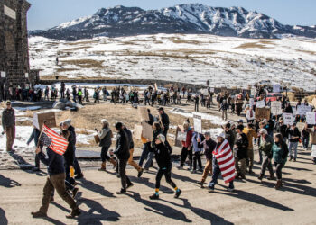 Thousands Gather at National Parks Across U.S. to Protest Job Cuts