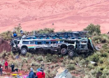 un bus chocó y cayó a un barranco