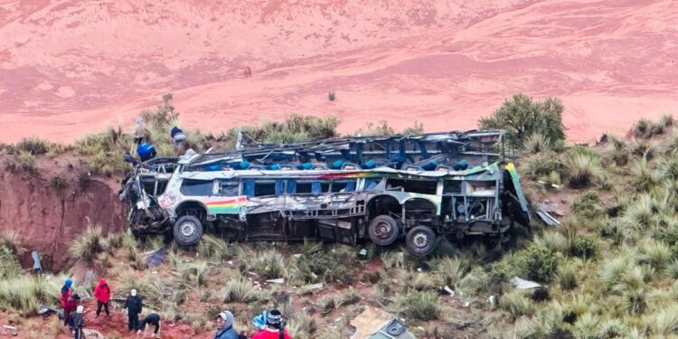 un bus chocó y cayó a un barranco