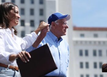 Sanders and AOC tell packed arena Trump is ‘screwing over’ working class – The Guardian