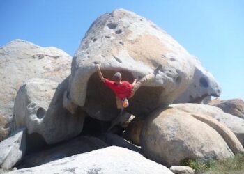 Discover the Ultimate Beach Bouldering Paradise!