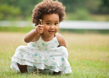 Heartbreaking Reunion: 2-Year-Old Girl Reunited with Parents After U.S. Deportation