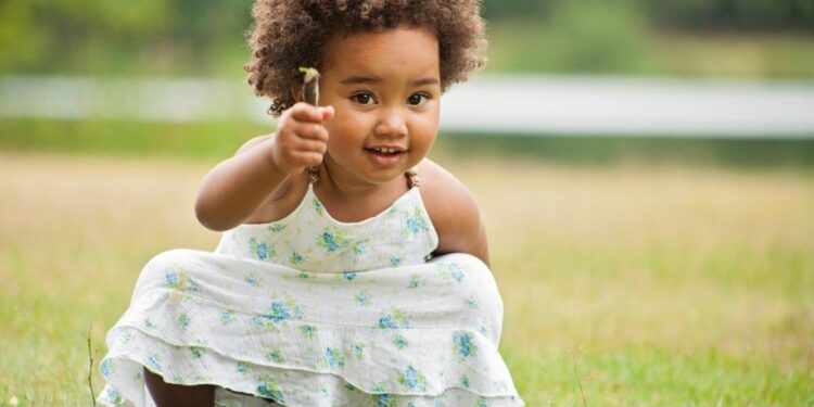 Heartbreaking Reunion: 2-Year-Old Girl Reunited with Parents After U.S. Deportation