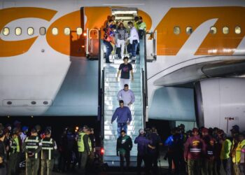 Historic ‘Self-Deportation’ Flight from the US Arrives in Honduras with American Children Onboard