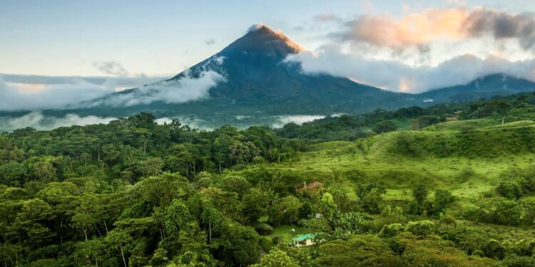 Costa Rica Opens Its Doors: Welcoming Illegal Immigrants from the U.S