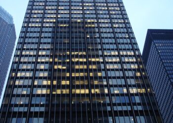 JPMorgan Accuses Ex-Governor’s Wife of Complicity in Jeffrey Epstein’s Crimes