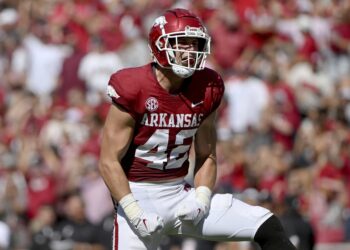 Drew Sanders Dazzles: Arkansas Linebacker Clinches Coveted All-American Title!