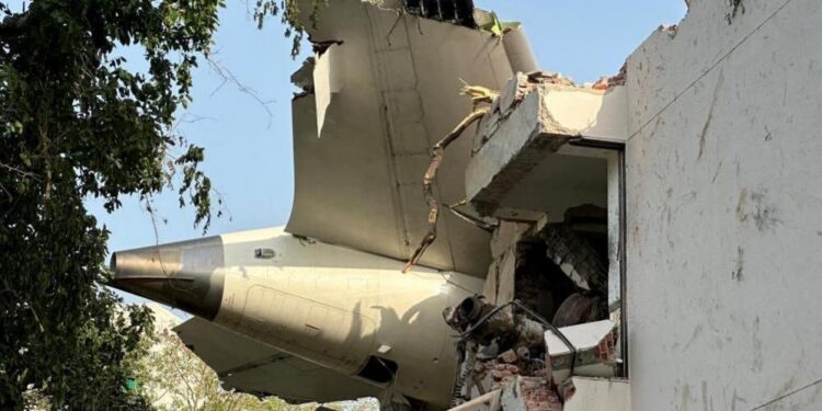 Heartbreaking Plane Crash Near Roatan, Honduras: 12 Lives Lost, 5 Survivors Found