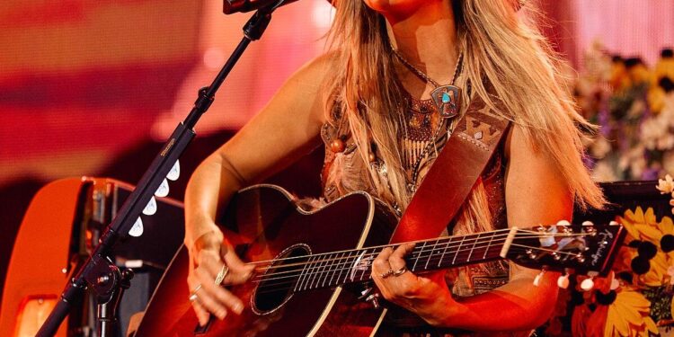 Lainey Wilson Sizzles in a Bikini While Celebrating Independence Day in the Bahamas!