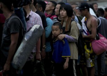 Chinese Migrant Found on Paddleboard with Suitcase Near Bahamas Just Days After Florida Arrest