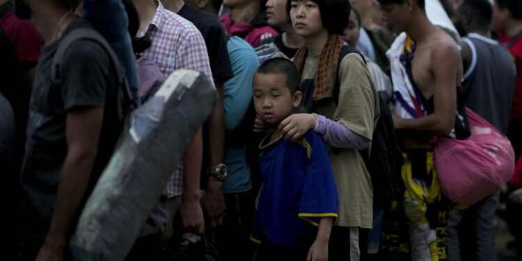 Chinese Migrant Found on Paddleboard with Suitcase Near Bahamas Just Days After Florida Arrest