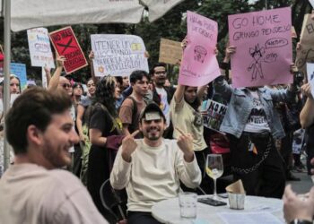 Behind the Protests: Exploring Mexico’s Tourism Crisis and Its Roots in Latin America’s Inequality