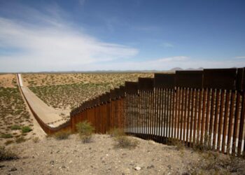 Unexpected Encounter: Climber Halted by Troops at the US-Mexico Border Wall Amid New Regulations