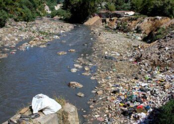 Turning the Tide: Latin America’s Inspiring Battle Against Plastic Pollution in the Motagua River and Galápagos Islands