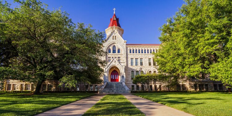 Kickstart Your Fall 2024 at St. Edward’s University: Join the Thrilling Student Involvement Fair!