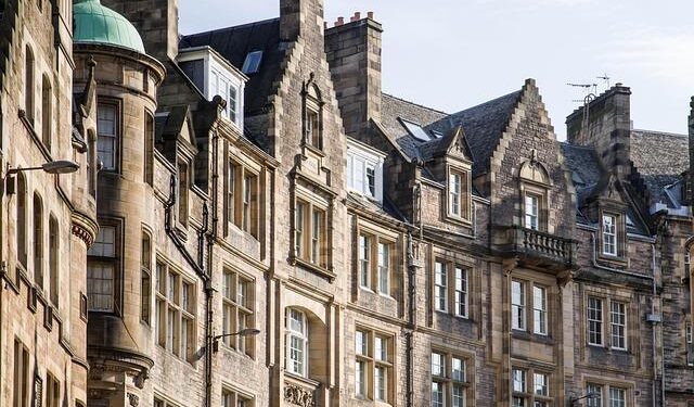 Conquering Fears: Duchess of Edinburgh Takes on the World’s Largest Tarantula in Peru!