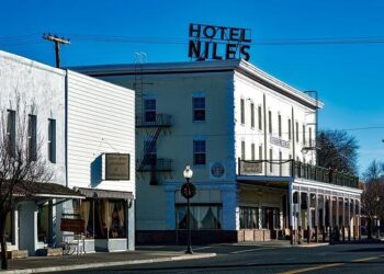 Escape to Europe: 8 Enchanting California Towns You Must Visit!