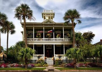 Stephanie Ruhle Boldly Opposes Trump’s $20 Billion Argentina Bailout!