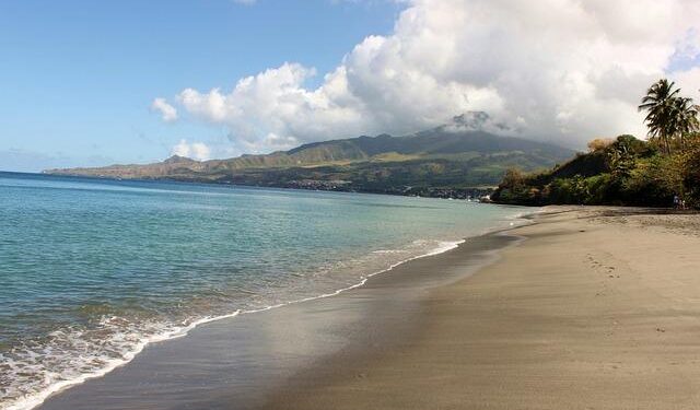 Mount Pelée Erupts: A Caribbean City Braces for Nature’s Wrath