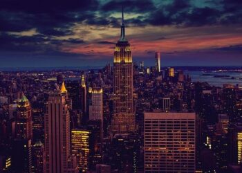 Unveiling the Extremes: A Captivating Comparison of America’s Largest and Smallest States!