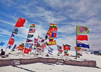 Unveil the Magic of Salar de Uyuni: Bolivia’s Breathtaking Sky Mirror Awaits Adventurous Souls!