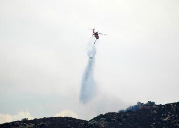 Thrilling Footage: California Wildfires Rage Close to Passing Cars!